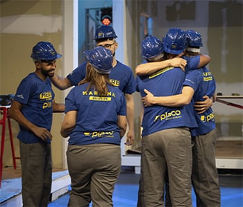 Pessoas comemorando.