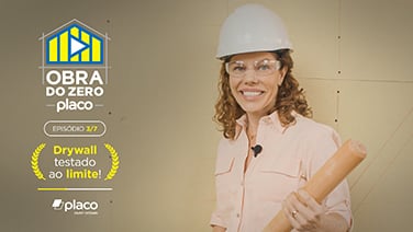Mulher sorrindo equipada com EPI's capacete e óculos de proteção