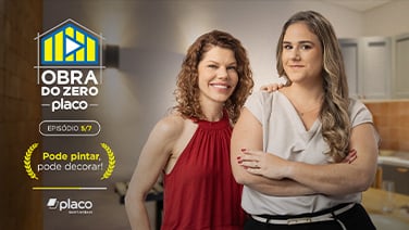 Duas mulheres posando para uma foto.