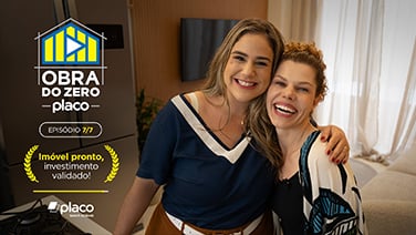 Duas mulheres sorrindo enquanto se abraçam de lado.