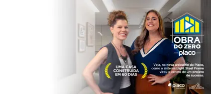 Duas mulheres que sorrindo  para a foto.