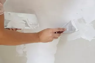 processo_de_emplastro_a_parede_com_putty-faca._superficie_da_parede_da_fixacao_e_preparacao_para_a_pintura_conceito_home_da_renovacao processo_de_emplastro_a_parede_com_putty-faca._superficie_da_parede_da_fixacao_e_preparacao_para_a_pintura_conceito_home_da_renovacao