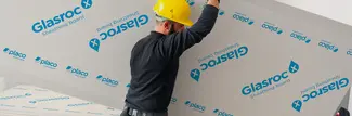 Homem carregando um painel Glasroc