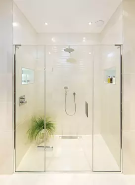 Imagem do produto Placa RU aplicado em um banheiro.