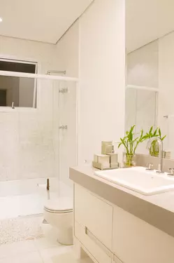 Imagem do produto Placa RU aplicado em um banheiro.
