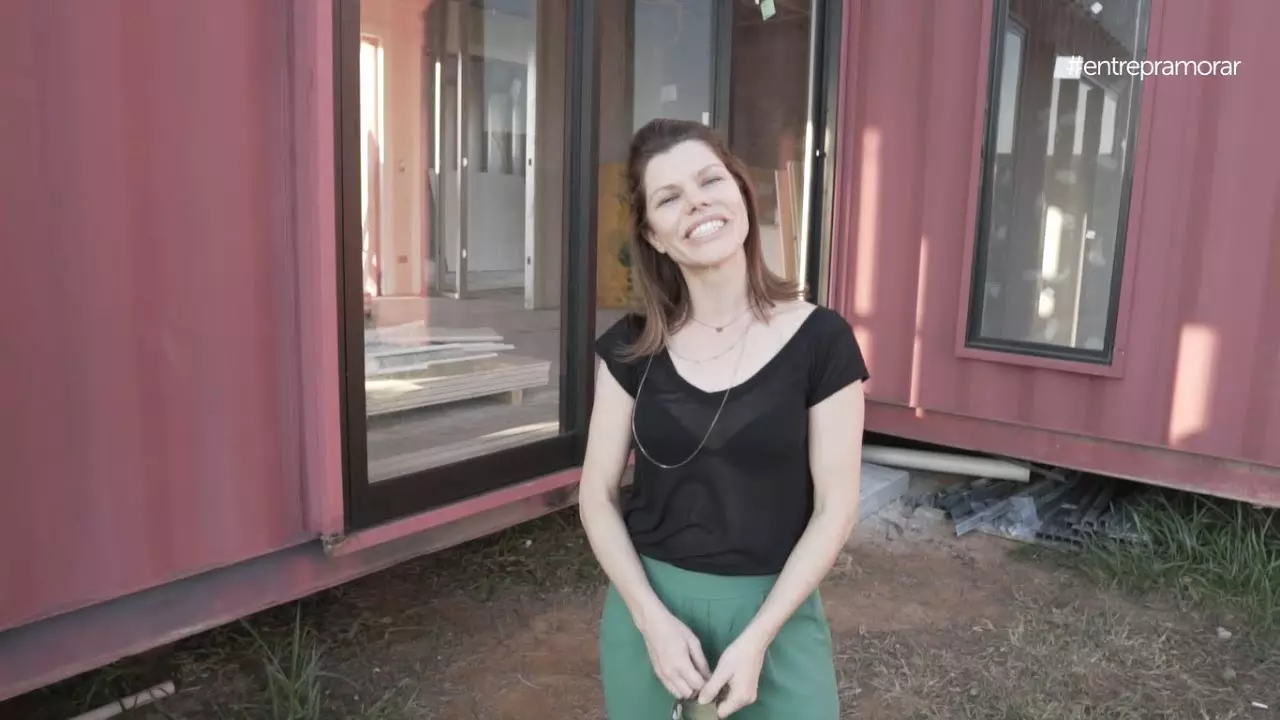 Aplicação do basecoat na placa de drywall Glasroc X na casa container da Mirian Bolson thumbnail